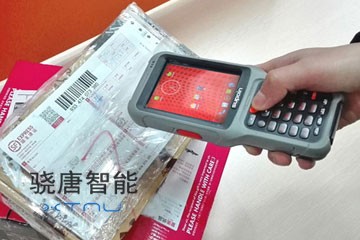 快遞員巴槍收派件